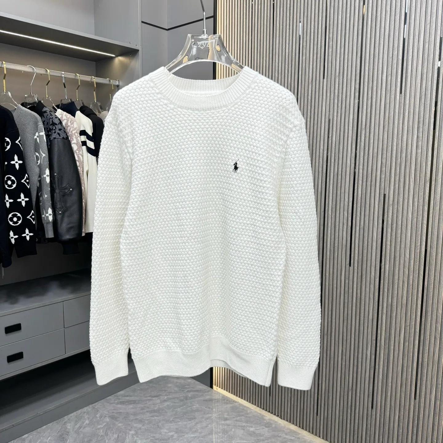 🅿️310 Ralph Lauren 25FW crew neck sweater. The fabric is made of top-quality cashmere yarn. The new autumn and winter Oblique jacquard knitted cashmere sweater adopts a double-sided wearable design and is made of high-quality cashmere material. After fine weaving process, it presents a soft and comfortable touch and excellent thermal insulation performance. The iconic Oblique jacquard pattern is perfectly presented through precision knitting technology. It can be worn on both sides, showing different style charms. The round neck design is simple and elegant, suitable for various matching occasions. Exquisite knitting technology ensures that the clothes are not easily deformed and remain crisp and long-lasting. The double-sided design concept reflects LV's perfect balance of practicality and fashion. Each sweater undergoes strict quality inspection to ensure that the quality meets the brand's consistently high standards. This knitted item combines warmth and style, making it an exquisite addition to your autumn and winter wardrobe. Size:S/M/L/XL